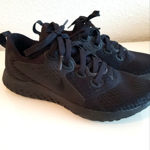 Nike tennis shoes. Black on black, size 6. Like new condition.